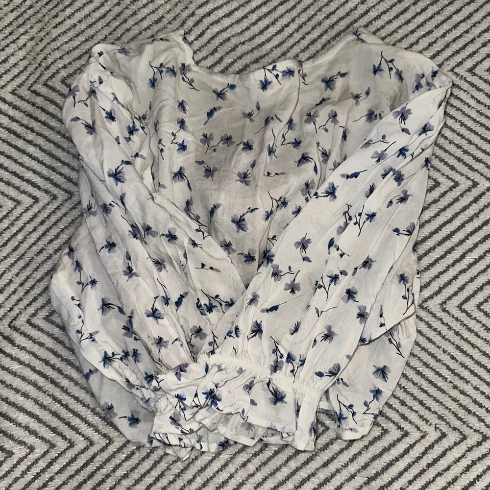 Floral Puff Sleeve Tops bundle of two shirts‎